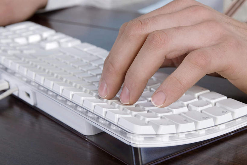 西方人,手,一个人,商务人士,商务男性,办公室,横图,俯视,室内,特写,白天,衬衫,键盘,家具,桌子,欧洲,欧洲人,仅一个男性,仅一个人,敲打,套装,办公桌,输入,输入设备,通讯设备,仅一个年轻男性,打字,手部,单手,点击,敲击,通信设备,商务装,工薪阶层,办公家具,按键,男人,男性,年轻男性,白种人,白领,上班族,半身,彩图,高角度拍摄,衬衣