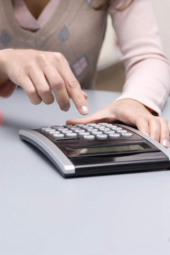 西方人,手,一个人,商务人士,商务女性,办公室,竖图,室内,特写,白天,正面,计算器,家具,桌子,欧洲,欧洲人,仅一个年轻女性,仅一个女性,仅一个人,敲打,阴影,套装,反射,计算,科学,影子,办公桌,办公用品,输入,打字,手部,理财,财务,点击,敲击,数学,商务装,工薪阶层,办公家具,按键,年轻女性,女人,女性,白种人,白领,上班族,半身,彩图