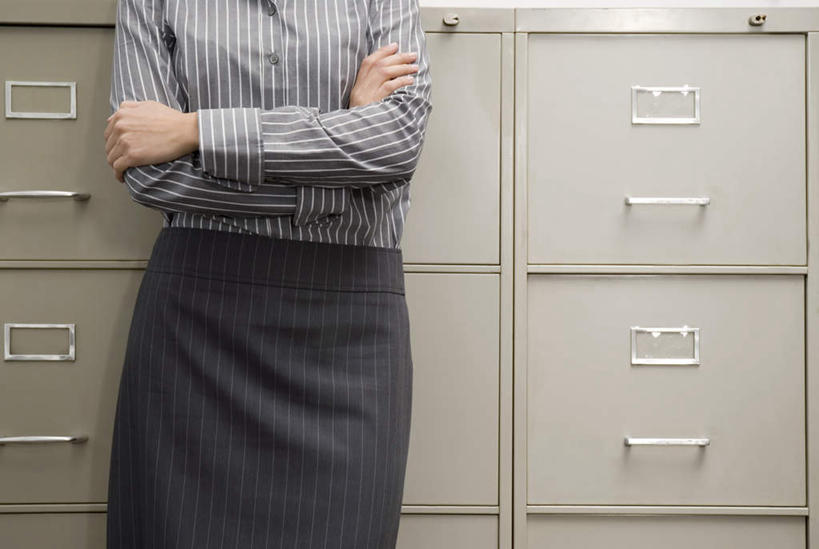 西方人,一个人,商务人士,商务女性,站,双手交叉,横图,室内,白天,正面,柜子,欧洲,欧洲人,仅一个年轻女性,仅一个女性,仅一个人,套装,材料,档案,文件,资料,站着,双手抱胸,文档,商务装,档案柜,工薪阶层,年轻女性,女人,女性,白种人,白领,上班族,站立,半身,彩图