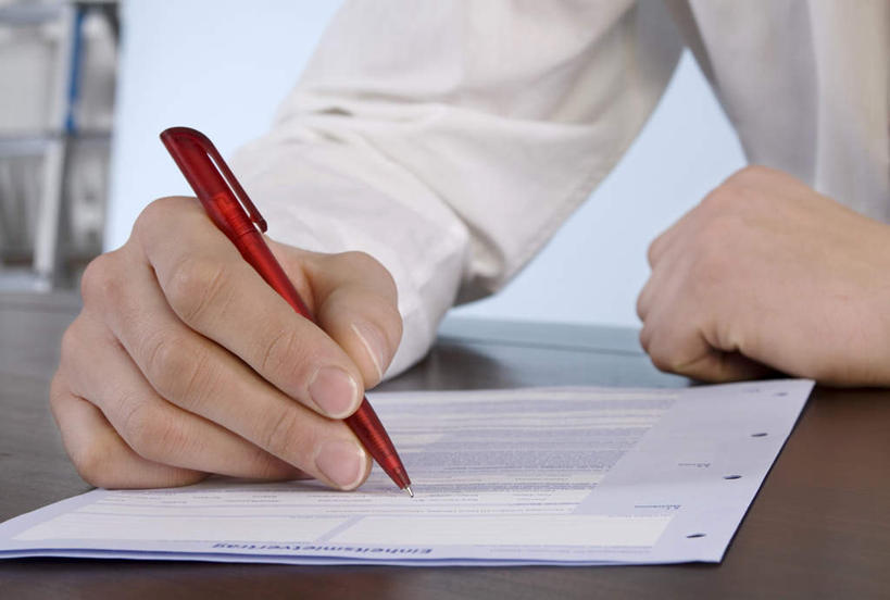 西方人,手,一个人,商务人士,商务男性,办公室,坐,横图,俯视,室内,特写,白天,衬衫,家具,桌子,欧洲,欧洲人,双手,仅一个男性,仅一个人,握,写,套装,笔,材料,档案,文件,纸,办公桌,办公用品,拿,拿着,水笔,文具,仅一个年轻男性,手稿,学习用品,资料,手部,握着,文具用品,证明,文档,商务装,工薪阶层,办公家具,男人,男性,年轻男性,白种人,白领,上班族,坐着,半身,彩图,高角度拍摄,衬衣