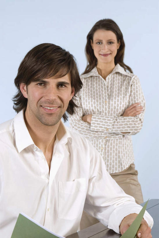 西方人,两个人,伙伴,朋友,商务人士,商务男性,商务女性,办公室,站,坐,笑,双手交叉,微笑,露齿笑,竖图,室内,白天,正面,衬衫,友谊,合作,团队,家具,桌子,欧洲,欧洲人,握,套装,材料,档案,文件,纸,办公桌,拿,拿着,注视,手稿,资料,观察,看,站着,战略,握着,摄影,影棚,观看,证明,察看,双手抱胸,关注,文档,商务装,工薪阶层,办公家具,联合,合谋,配合,协作,男人,男性,年轻男性,年轻女性,女人,女性,白种人,白领,上班族,站立,坐着,半身,彩图,影棚拍摄,衬衣,拍摄