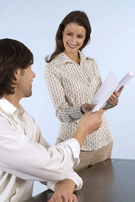 西方人,两个人,伙伴,朋友,商务人士,商务男性,商务女性,办公室,站,坐,笑,微笑,露齿笑,竖图,室内,白天,正面,衬衫,友谊,合作,团队,家具,桌子,欧洲,欧洲人,握,套装,材料,档案,文件,纸,办公桌,拿,拿着,注视,手稿,资料,观察,看,站着,战略,握着,摄影,影棚,观看,证明,察看,关注,文档,商务装,工薪阶层,办公家具,联合,合谋,配合,协作,男人,男性,年轻男性,年轻女性,女人,女性,白种人,白领,上班族,站立,坐着,半身,彩图,影棚拍摄,衬衣,拍摄