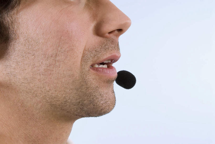 西方人,脸,头,脸颊,一个人,商务人士,商务男性,说,横图,室内,特写,白天,侧面,衬衫,讨论,通讯,客服,欧洲,欧洲人,仅一个男性,仅一个人,套装,信息,话务员,注视,仅一个年轻男性,耳机,耳麦,话筒,观察,看,服务,通信,摄影,影棚,观看,协调,察看,麦克风,头戴式耳麦,关注,销售,商务装,工薪阶层,客服人员,电话销售,接待员,交流,男人,男性,年轻男性,白种人,头部,脸部,脸蛋,面部,白领,接线员,上班族,沟通,讲话,交谈,商讨,说话,谈话,半身,彩图,影棚拍摄,衬衣,拍摄,头戴式耳机