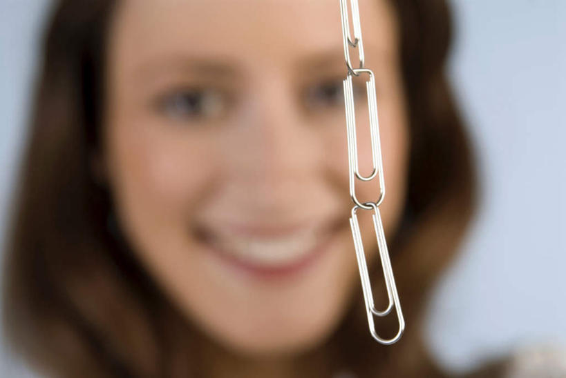 西方人,脸,头,脸颊,一个人,商务人士,商务女性,笑,微笑,露齿笑,横图,室内,特写,白天,正面,金属制品,欧洲,欧洲人,仅一个年轻女性,仅一个女性,仅一个人,一排,套装,朦胧,模糊,整齐,金属,办公用品,回形针,注视,排列,学习用品,观察,看,摄影,影棚,观看,文具用品,察看,队列,关注,商务装,曲别针,工薪阶层,年轻女性,女人,女性,白种人,头部,脸部,脸蛋,面部,白领,上班族,半身,彩图,影棚拍摄,拍摄