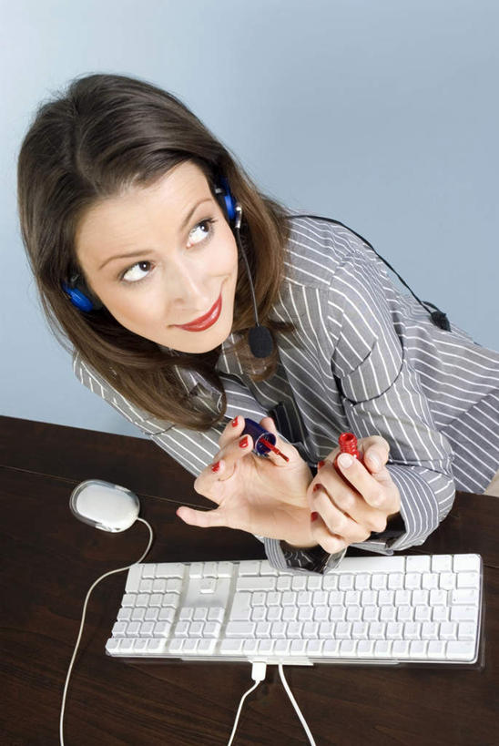 西方人,一个人,商务人士,商务女性,办公室,坐,竖图,俯视,室内,白天,键盘,家具,桌子,欧洲,欧洲人,仅一个年轻女性,仅一个女性,仅一个人,握,套装,装饰,办公桌,拿,指甲油,拿着,注视,输入设备,通讯设备,观察,看,握着,摄影,影棚,观看,华丽,修饰,点缀,察看,关注,通信设备,商务装,工薪阶层,办公家具,衬托,美观,雅致,雅观,年轻女性,女人,女性,白种人,白领,上班族,坐着,半身,彩图,高角度拍摄,影棚拍摄,拍摄