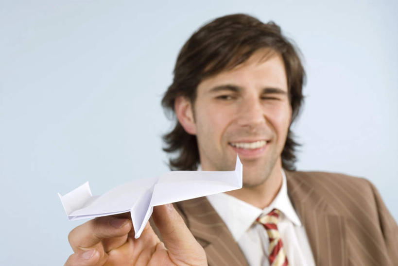 西方人,脸,头,脸颊,一个人,商务人士,商务男性,坐,笑,微笑,露齿笑,横图,室内,特写,白天,正面,衬衫,飞机,欧洲,欧洲人,仅一个男性,仅一个人,握,套装,艺术,折纸,纸艺,手工艺品,领带,拿,拿着,注视,文化,仅一个年轻男性,纸制品,工艺品,观察,看,握着,摄影,影棚,观看,纸飞机,察看,高雅,象征,庄重,关注,商务装,身份,工薪阶层,工艺折纸,自信心,品位,正式,地位,男人,男性,年轻男性,白种人,头部,脸部,脸蛋,面部,白领,上班族,坐着,半身,彩图,影棚拍摄,衬衣,拍摄