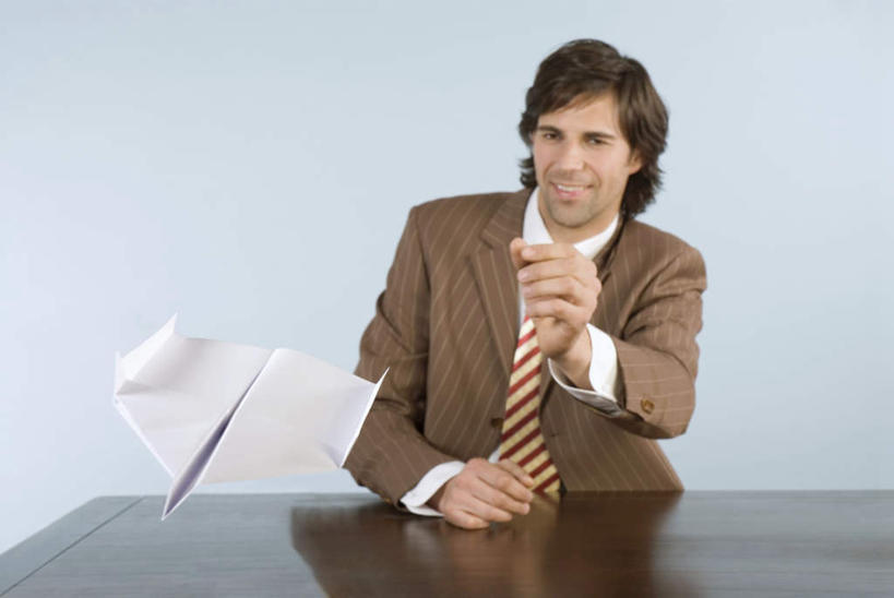 西方人,一个人,商务人士,商务男性,办公室,坐,笑,微笑,露齿笑,横图,室内,白天,正面,衬衫,家具,桌子,飞机,欧洲,欧洲人,仅一个男性,仅一个人,握,套装,艺术,折纸,纸艺,手工艺品,办公桌,领带,拿,拿着,注视,文化,仅一个年轻男性,纸制品,工艺品,观察,看,握着,摄影,影棚,观看,纸飞机,察看,高雅,象征,庄重,关注,商务装,身份,工薪阶层,办公家具,工艺折纸,自信心,品位,正式,地位,男人,男性,年轻男性,白种人,白领,上班族,坐着,半身,彩图,影棚拍摄,衬衣,拍摄