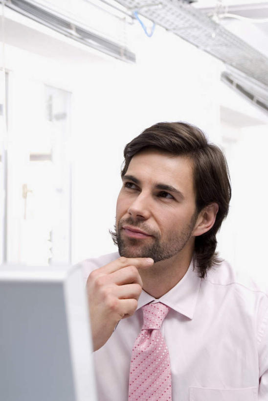 西方人,一个人,商务人士,商务男性,坐,竖图,室内,白天,正面,衬衫,电脑,显示器,鼠标,键盘,欧洲,欧洲人,仅一个男性,仅一个人,仅一个中年男性,撑,套装,网络,领带,托腮,注视,输入设备,通讯设备,观察,看,托,思考,台式电脑,观看,察看,象征,庄重,关注,托下巴,通信设备,商务装,身份,工薪阶层,输出设备,正式,地位,思虑,男人,男性,中年男性,白种人,白领,上班族,抬头,仰头,坐着,半身,彩图,衬衣