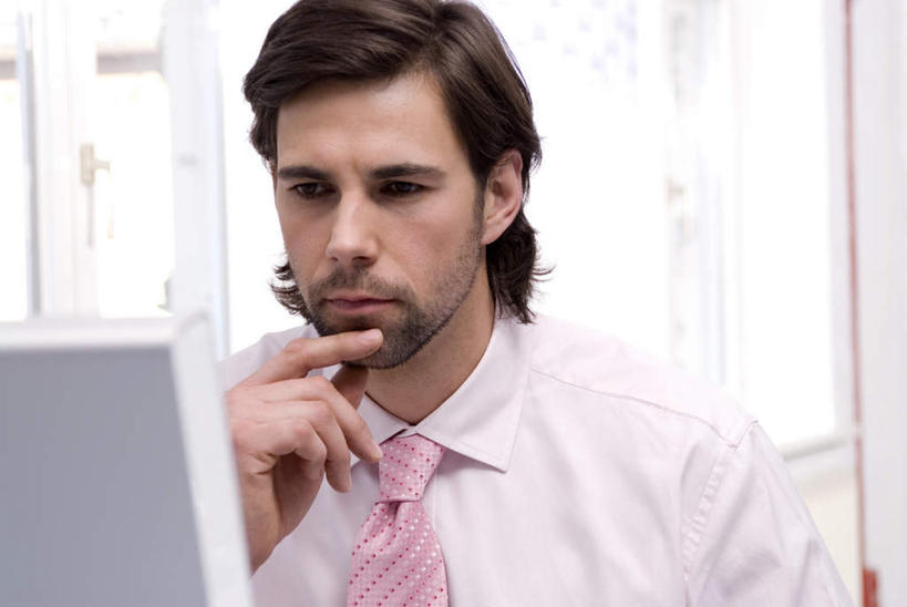 西方人,一个人,商务人士,商务男性,坐,横图,室内,白天,正面,衬衫,电脑,显示器,鼠标,键盘,欧洲,欧洲人,仅一个男性,仅一个人,仅一个中年男性,撑,套装,网络,领带,托腮,注视,输入设备,通讯设备,观察,看,托,台式电脑,观看,察看,象征,庄重,关注,托下巴,通信设备,商务装,身份,工薪阶层,输出设备,正式,地位,男人,男性,中年男性,白种人,白领,上班族,坐着,半身,彩图,衬衣