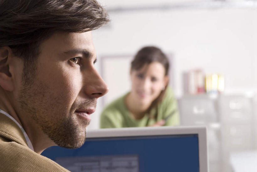 西方人,脸,头,脸颊,两个人,伙伴,朋友,商务人士,商务男性,商务女性,坐,笑,微笑,露齿笑,横图,室内,特写,白天,正面,衬衫,友谊,合作,团队,电脑,显示器,鼠标,键盘,欧洲,欧洲人,套装,朦胧,模糊,网络,扭头,注视,输入设备,通讯设备,观察,看,转头,台式电脑,战略,观看,察看,关注,通信设备,商务装,工薪阶层,输出设备,联合,合谋,配合,协作,男人,男性,年轻男性,年轻女性,女人,女性,白种人,头部,脸部,脸蛋,面部,白领,上班族,坐着,半身,彩图,衬衣