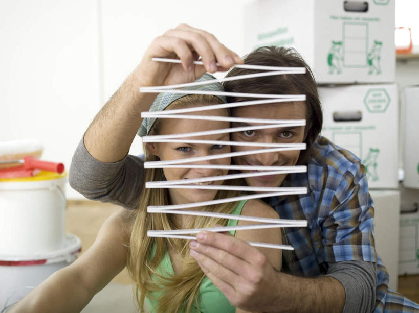 西方人,两个人,坐,笑,微笑,露齿笑,横图,室内,白天,正面,爱情,装修,欧洲,欧洲人,一堆,握,堆叠,堆积,服装,装饰,测量,包装,材料,铁桶,桶,纸箱,刻度,浪漫,拿,拿着,注视,休闲装,装潢,衣服,尺,容器,箱子,观察,看,休闲,温暖,温馨,休闲服,恩爱,握着,恋人,服饰,观看,储藏,油漆,堆,测量工具,保护,涂料,尺子,和睦,察看,衡量,绘图,储存,关注,纸板箱,折尺,比例,测绘,包装箱,量具,量仪,标度,男人,男性,年轻男性,年轻女性,女人,女性,白种人,情侣,坐着,半身,彩图,伴侣,融洽,贮存