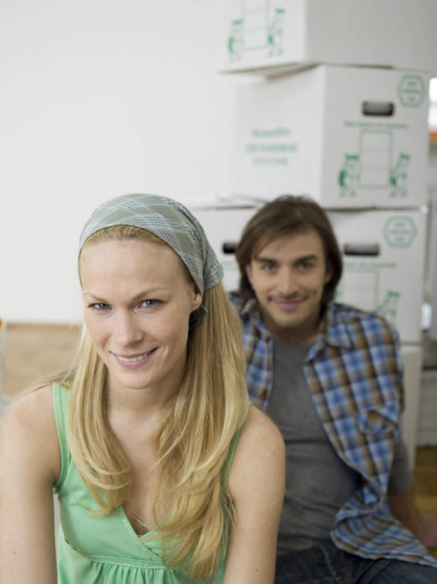 西方人,两个人,坐,笑,微笑,竖图,室内,白天,正面,爱情,欧洲,欧洲人,一堆,堆叠,堆积,服装,包装,纸箱,浪漫,注视,休闲装,衣服,容器,箱子,观察,看,休闲,温暖,温馨,休闲服,恩爱,恋人,服饰,观看,堆,和睦,察看,关注,纸板箱,包装箱,男人,男性,年轻男性,年轻女性,女人,女性,白种人,情侣,坐着,半身,彩图,伴侣,融洽