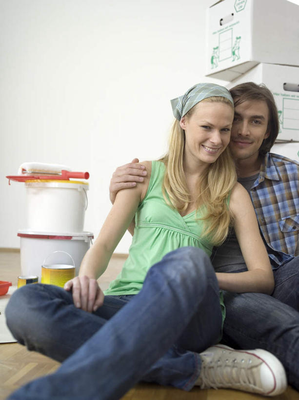 西方人,两个人,坐,抱,笑,盘腿,微笑,露齿笑,竖图,室内,白天,正面,爱情,装修,欧洲,欧洲人,一堆,堆叠,堆积,服装,装饰,包装,材料,铁桶,桶,纸箱,浪漫,注视,休闲装,装潢,衣服,容器,箱子,观察,看,休闲,温暖,温馨,休闲服,恩爱,恋人,服饰,抱着,观看,储藏,油漆,堆,保护,涂料,和睦,察看,搂着,储存,关注,纸板箱,包装箱,男人,男性,年轻男性,年轻女性,女人,女性,白种人,情侣,怀抱,搂,搂抱,盘腿而坐,盘膝,盘着腿的,盘着腿坐,双腿交叉,相抱,拥抱,坐着,半身,彩图,伴侣,融洽,贮存