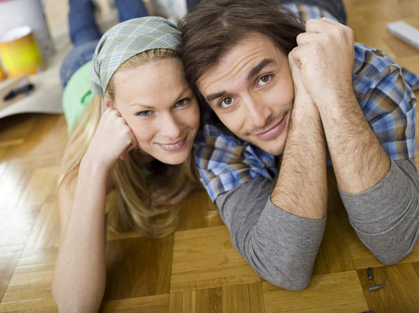 西方人,两个人,笑,微笑,露齿笑,横图,俯视,室内,白天,爱情,地板,装修,欧洲,欧洲人,一堆,撑,堆叠,堆积,服装,装饰,包装,材料,铁桶,桶,纸箱,地面,浪漫,托腮,注视,休闲装,装潢,木地板,衣服,容器,箱子,观察,看,趴着,托,休闲,温暖,温馨,休闲服,恩爱,恋人,服饰,观看,储藏,油漆,堆,保护,涂料,和睦,察看,储存,关注,托下巴,纸板箱,包装箱,男人,男性,年轻男性,年轻女性,女人,女性,白种人,情侣,趴,半身,彩图,高角度拍摄,伴侣,融洽,贮存