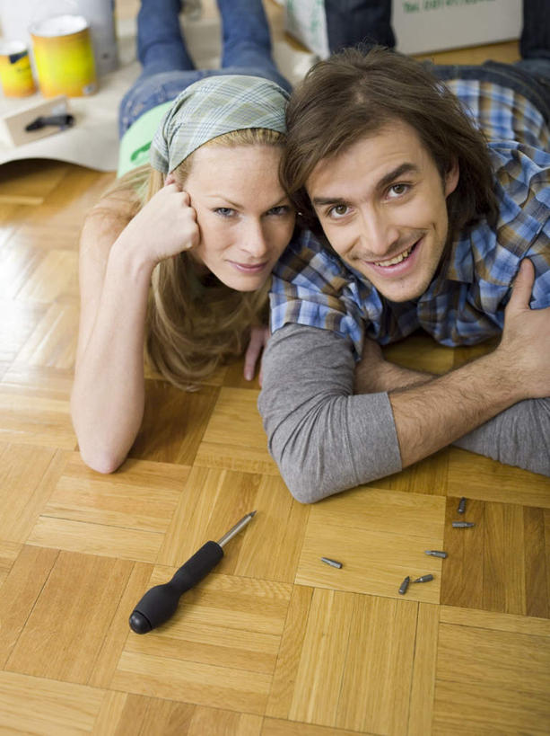 西方人,两个人,笑,微笑,露齿笑,竖图,俯视,室内,白天,爱情,地板,装修,欧洲,欧洲人,一堆,撑,堆叠,堆积,服装,装饰,包装,材料,铁桶,桶,纸箱,地面,浪漫,托腮,注视,休闲装,装潢,木地板,衣服,容器,箱子,观察,看,趴着,托,休闲,温暖,温馨,休闲服,恩爱,恋人,服饰,观看,储藏,油漆,堆,保护,涂料,和睦,察看,储存,关注,托下巴,纸板箱,包装箱,男人,男性,年轻男性,年轻女性,女人,女性,白种人,情侣,趴,半身,彩图,高角度拍摄,伴侣,融洽,贮存