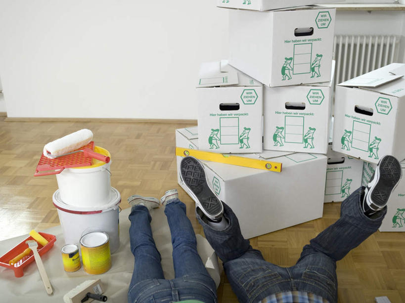 西方人,两个人,横图,俯视,室内,白天,爱情,地板,装修,欧洲,欧洲人,一堆,堆叠,堆积,服装,装饰,包装,材料,铁桶,桶,纸箱,地面,浪漫,休闲装,装潢,木地板,衣服,容器,箱子,趴着,休闲,温暖,温馨,休闲服,恩爱,恋人,服饰,储藏,油漆,堆,保护,涂料,和睦,储存,纸板箱,包装箱,男人,男性,年轻男性,年轻女性,女人,女性,白种人,情侣,趴,半身,彩图,高角度拍摄,伴侣,融洽,贮存