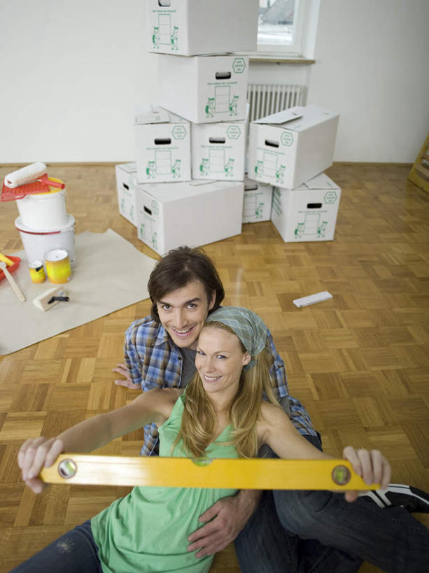 西方人,两个人,坐,抱,笑,微笑,露齿笑,竖图,俯视,室内,白天,爱情,地板,装修,建筑,欧洲,欧洲人,一堆,握,堆叠,堆积,服装,装饰,测量,包装,材料,铁桶,桶,纸箱,刻度,地面,浪漫,拿,拿着,注视,休闲装,装潢,木地板,衣服,尺,容器,箱子,观察,看,休闲,温暖,温馨,休闲服,垂直,恩爱,握着,恋人,服饰,抱着,观看,储藏,油漆,堆,测量工具,水平仪,保护,水平,涂料,尺子,和睦,察看,搂着,储存,关注,纸板箱,包装箱,水平尺,水准仪,量具,量仪,水平仪器,男人,男性,年轻男性,年轻女性,女人,女性,白种人,情侣,怀抱,搂,搂抱,相抱,拥抱,坐着,半身,彩图,高角度拍摄,伴侣,融洽,贮存