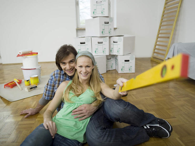 西方人,两个人,坐,抱,笑,微笑,露齿笑,横图,室内,白天,正面,爱情,地板,装修,建筑,欧洲,欧洲人,一堆,握,堆叠,堆积,服装,装饰,测量,包装,材料,铁桶,桶,纸箱,刻度,地面,浪漫,拿,拿着,注视,休闲装,装潢,木地板,衣服,尺,容器,箱子,观察,看,休闲,温暖,温馨,休闲服,垂直,恩爱,握着,恋人,服饰,抱着,观看,储藏,油漆,堆,测量工具,水平仪,保护,水平,涂料,尺子,和睦,察看,搂着,储存,关注,纸板箱,包装箱,水平尺,水准仪,量具,量仪,水平仪器,男人,男性,年轻男性,年轻女性,女人,女性,白种人,情侣,怀抱,搂,搂抱,相抱,拥抱,坐着,半身,彩图,伴侣,融洽,贮存