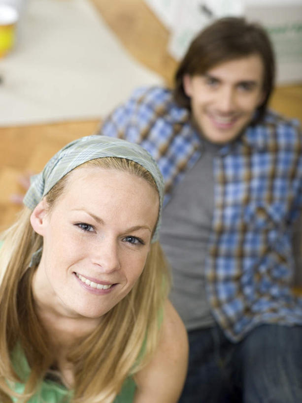 西方人,两个人,坐,笑,微笑,露齿笑,竖图,俯视,室内,白天,爱情,地板,欧洲,欧洲人,服装,头巾,地面,浪漫,注视,休闲装,木地板,衣服,观察,看,休闲,温暖,温馨,休闲服,恩爱,恋人,服饰,观看,和睦,察看,关注,男人,男性,年轻男性,年轻女性,女人,女性,白种人,情侣,抬头,仰头,坐着,半身,彩图,高角度拍摄,伴侣,融洽