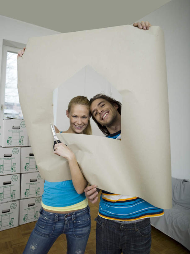 西方人,两个人,站,笑,微笑,露齿笑,竖图,室内,白天,正面,爱情,欧洲,欧洲人,一堆,握,堆叠,堆积,服装,包装,纸,纸箱,墙,浪漫,拿,拿着,注视,休闲装,墙壁,墙面,衣服,容器,箱子,观察,看,站着,休闲,温暖,温馨,休闲服,恩爱,握着,恋人,服饰,观看,堆,和睦,察看,关注,纸板箱,包装箱,男人,男性,年轻男性,年轻女性,女人,女性,白种人,情侣,站立,半身,彩图,伴侣,融洽