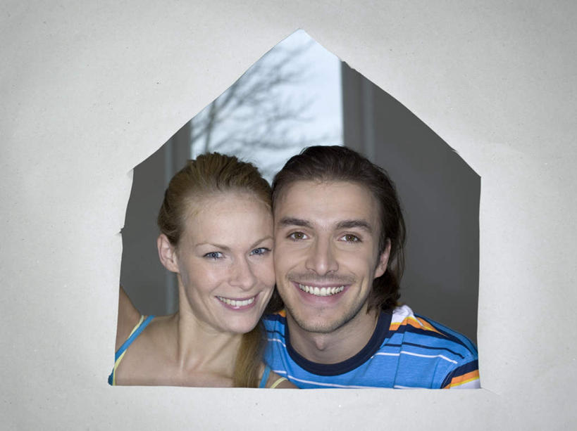 西方人,脸,头,脸颊,两个人,站,笑,微笑,露齿笑,横图,室内,特写,白天,正面,爱情,窗户,欧洲,欧洲人,握,服装,纸,墙,浪漫,拿,拿着,注视,休闲装,玻璃窗,墙壁,墙面,衣服,观察,看,站着,休闲,温暖,温馨,休闲服,恩爱,握着,恋人,服饰,观看,和睦,察看,关注,男人,男性,年轻男性,年轻女性,女人,女性,白种人,头部,脸部,脸蛋,面部,情侣,站立,半身,彩图,伴侣,融洽