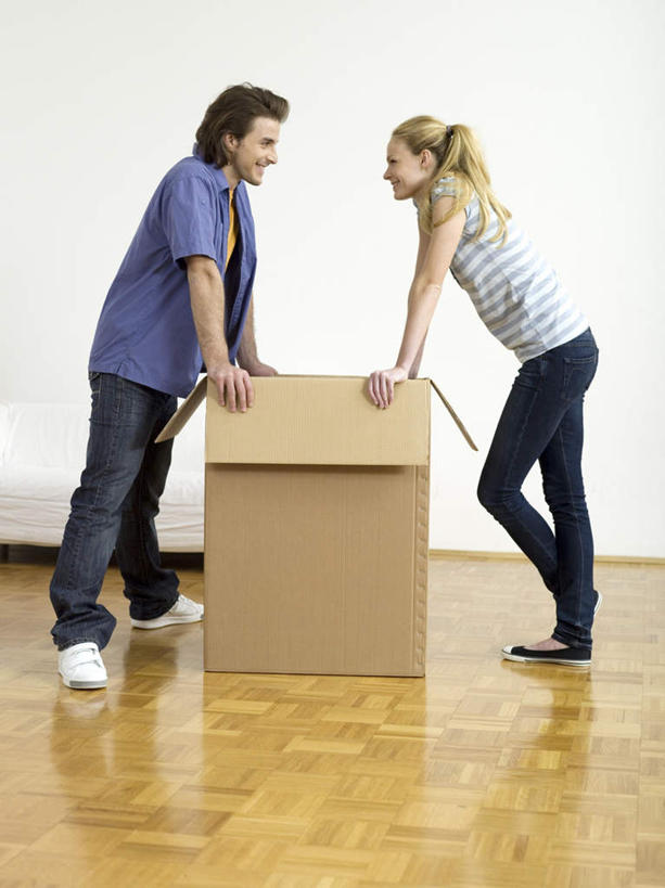 西方人,两个人,站,笑,微笑,露齿笑,竖图,室内,白天,侧面,爱情,地板,欧洲,欧洲人,撑,服装,包装,纸箱,墙,地面,浪漫,注视,休闲装,木地板,相视,墙壁,墙面,一个,衣服,容器,箱子,观察,看,站着,休闲,温暖,温馨,面对面,休闲服,恩爱,恋人,服饰,单个,观看,对视,和睦,察看,撑着,互视,关注,纸板箱,相对,包装箱,相看,男人,男性,年轻男性,年轻女性,女人,女性,白种人,情侣,站立,彩图,全身,伴侣,融洽