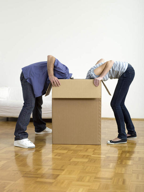 西方人,两个人,站,竖图,室内,白天,侧面,爱情,地板,欧洲,欧洲人,弯腰,服装,包装,纸箱,墙,地面,浪漫,注视,休闲装,木地板,墙壁,墙面,一个,衣服,容器,箱子,低头,观察,看,站着,休闲,温暖,温馨,休闲服,恩爱,恋人,服饰,单个,观看,和睦,察看,关注,纸板箱,包装箱,弯身,男人,男性,年轻男性,年轻女性,女人,女性,白种人,情侣,站立,彩图,全身,伴侣,融洽