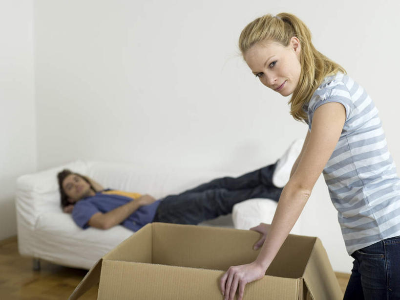 西方人,两个人,站,躺,笑,微笑,露齿笑,横图,室内,白天,侧面,爱情,地板,沙发,欧洲,欧洲人,服装,包装,纸箱,墙,地面,浪漫,注视,休闲装,木地板,墙壁,墙面,衣服,容器,箱子,观察,看,站着,休闲,温暖,温馨,休闲服,恩爱,恋人,服饰,观看,和睦,察看,关注,纸板箱,布艺沙发,包装箱,卧着,男人,男性,年轻男性,年轻女性,女人,女性,白种人,情侣,躺着,卧,站立,半身,彩图,伴侣,融洽