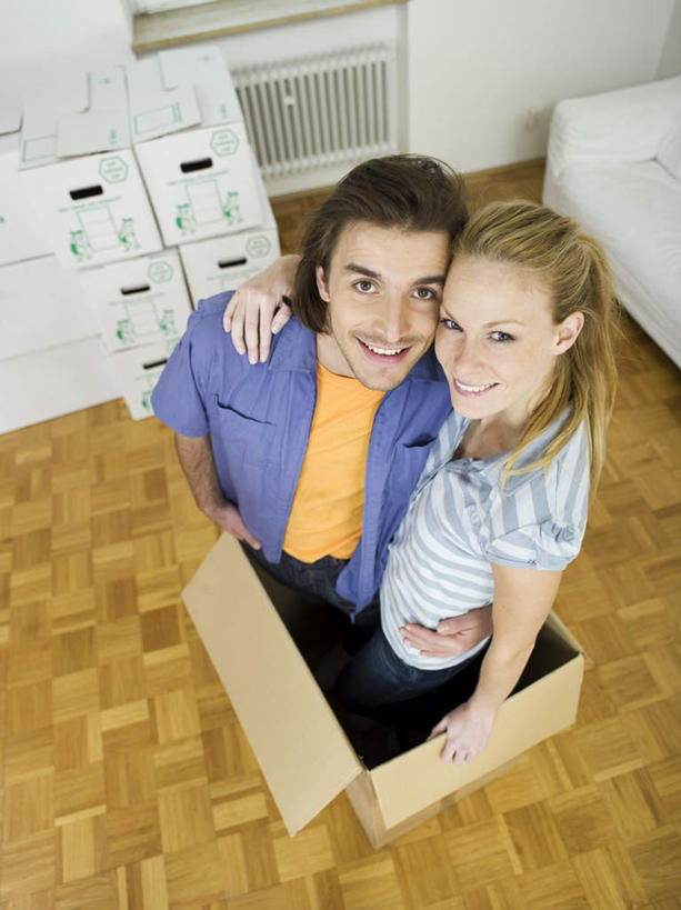 西方人,两个人,站,抱,笑,微笑,露齿笑,竖图,俯视,室内,白天,爱情,地板,沙发,欧洲,欧洲人,一堆,堆叠,堆积,服装,包装,纸箱,地面,浪漫,注视,休闲装,木地板,衣服,容器,箱子,观察,看,站着,休闲,温暖,温馨,休闲服,恩爱,恋人,服饰,抱着,观看,堆,和睦,察看,搂着,关注,纸板箱,布艺沙发,包装箱,男人,男性,年轻男性,年轻女性,女人,女性,白种人,情侣,怀抱,搂,搂抱,相抱,拥抱,站立,彩图,高角度拍摄,全身,伴侣,融洽