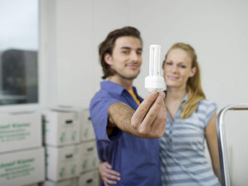 西方人,两个人,站,抱,笑,微笑,露齿笑,横图,室内,白天,正面,爱情,节能,照明,欧洲,欧洲人,一堆,握,堆叠,堆积,服装,环保,包装,灯泡,纸箱,浪漫,拿,拿着,注视,休闲装,灯,节能灯,衣服,容器,箱子,灯具,观察,看,站着,休闲,温暖,温馨,休闲服,恩爱,握着,恋人,服饰,能源,抱着,观看,堆,照亮,和睦,察看,搂着,关注,纸板箱,低碳,照明工具,包装箱,荧光灯,男人,男性,年轻男性,年轻女性,女人,女性,白种人,情侣,怀抱,搂,搂抱,相抱,拥抱,站立,半身,彩图,伴侣,融洽