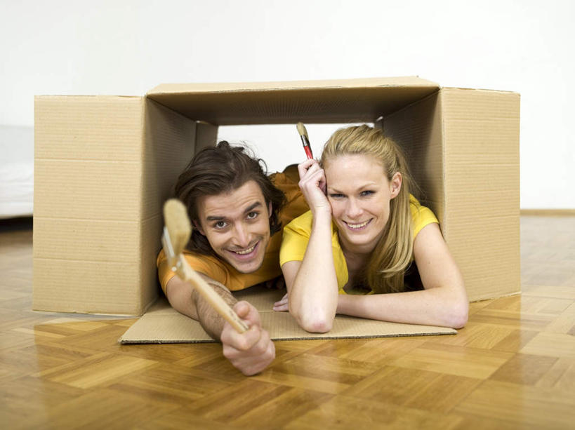 西方人,两个人,笑,微笑,露齿笑,横图,室内,白天,正面,爱情,地板,欧洲,欧洲人,握,服装,棒子,包装,纸箱,地面,浪漫,拿,拿着,注视,休闲装,木地板,衣服,容器,箱子,观察,看,趴着,休闲,温暖,温馨,休闲服,恩爱,握着,恋人,服饰,观看,和睦,察看,关注,纸板箱,包装箱,男人,男性,年轻男性,年轻女性,女人,女性,白种人,情侣,趴,彩图,全身,伴侣,融洽