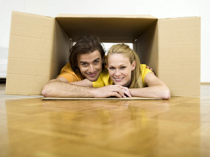 西方人,两个人,笑,微笑,露齿笑,横图,室内,白天,正面,爱情,地板,欧洲,欧洲人,服装,包装,纸箱,地面,浪漫,注视,休闲装,木地板,衣服,容器,箱子,观察,看,趴着,休闲,温暖,温馨,休闲服,恩爱,恋人,服饰,观看,和睦,察看,关注,纸板箱,包装箱,男人,男性,年轻男性,年轻女性,女人,女性,白种人,情侣,趴,彩图,全身,伴侣,融洽