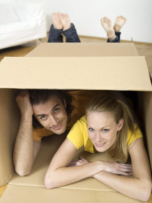 西方人,两个人,笑,微笑,露齿笑,竖图,俯视,室内,白天,爱情,地板,欧洲,欧洲人,服装,包装,纸箱,地面,浪漫,注视,休闲装,木地板,衣服,容器,箱子,观察,看,趴着,休闲,温暖,温馨,休闲服,恩爱,恋人,服饰,观看,和睦,察看,关注,纸板箱,包装箱,男人,男性,年轻男性,年轻女性,女人,女性,白种人,情侣,趴,彩图,高角度拍摄,全身,伴侣,融洽