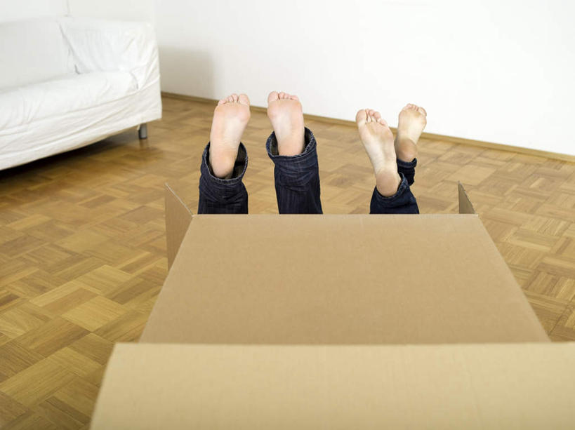 西方人,腿部,脚,脚趾,脚趾甲,腿,两个人,横图,俯视,室内,白天,爱情,地板,沙发,欧洲,欧洲人,裤子,包装,纸箱,地面,浪漫,牛仔裤,木地板,容器,箱子,趴着,温暖,温馨,恩爱,恋人,和睦,纸板箱,布艺沙发,包装箱,男人,男性,年轻男性,年轻女性,女人,女性,白种人,脚指甲,情侣,趴,半身,彩图,高角度拍摄,伴侣,融洽