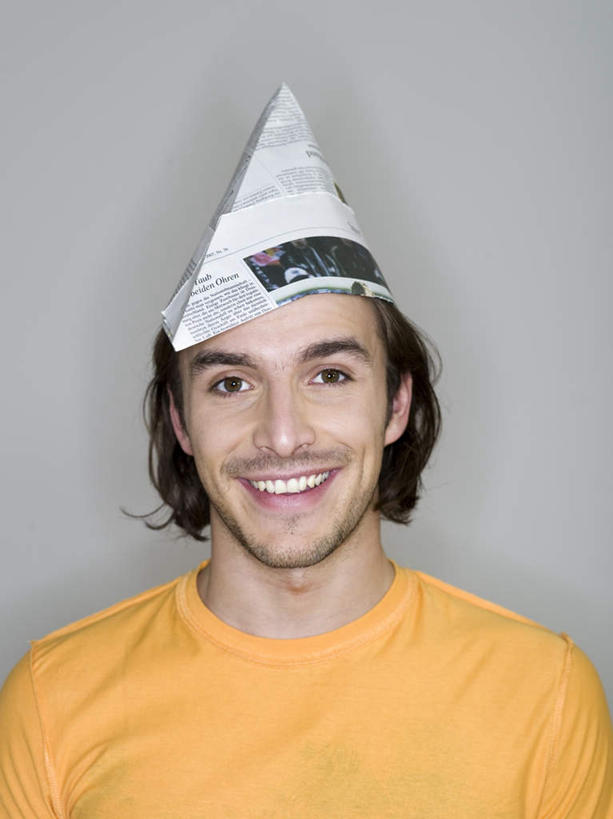 西方人,脸,头,脸颊,脖子,一个人,站,笑,微笑,露齿笑,竖图,室内,特写,白天,正面,阅读,报纸,帽子,欧洲,欧洲人,仅一个男性,仅一个人,学习,灰色背景,服装,注视,休闲装,肩膀,仅一个年轻男性,衣服,观察,看,站着,休闲,休闲服,橙色,浏览,摄影,服饰,影棚,观看,察看,关注,男人,男性,年轻男性,白种人,头部,脖,颈,颈部,脸部,脸蛋,面部,站立,半身,彩图,影棚拍摄,拍摄