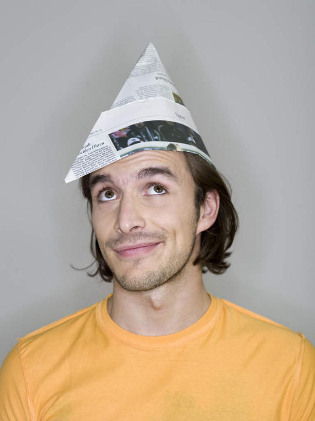 西方人,脸,头,脸颊,脖子,一个人,站,笑,微笑,竖图,室内,特写,白天,正面,阅读,报纸,帽子,欧洲,欧洲人,仅一个男性,仅一个人,学习,灰色背景,服装,注视,休闲装,肩膀,仅一个年轻男性,衣服,观察,看,站着,休闲,休闲服,橙色,浏览,摄影,服饰,影棚,观看,察看,关注,男人,男性,年轻男性,白种人,头部,脖,颈,颈部,脸部,脸蛋,面部,站立,半身,彩图,影棚拍摄,拍摄