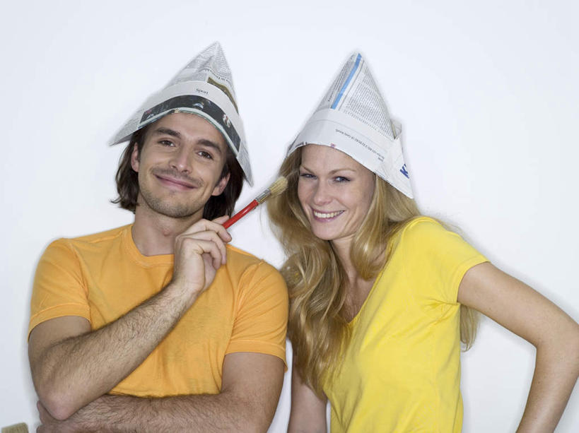 西方人,两个人,站,笑,微笑,露齿笑,横图,室内,白天,白色背景,正面,爱情,阅读,报纸,帽子,欧洲,欧洲人,握,学习,服装,笔,办公用品,浪漫,拿,拿着,注视,休闲装,文具,衣服,黄色,画笔,学习用品,观察,看,站着,休闲,温暖,温馨,休闲服,橙色,恩爱,浏览,握着,恋人,摄影,服饰,影棚,观看,文具用品,和睦,察看,关注,男人,男性,年轻男性,年轻女性,女人,女性,白种人,情侣,站立,半身,彩图,影棚拍摄,拍摄,伴侣,融洽