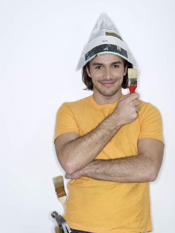 西方人,一个人,站,笑,双手交叉,微笑,露齿笑,竖图,室内,白天,白色背景,正面,阅读,报纸,帽子,欧洲,欧洲人,仅一个男性,仅一个人,握,学习,服装,笔,办公用品,拿,拿着,注视,休闲装,文具,仅一个年轻男性,衣服,画笔,学习用品,观察,看,站着,休闲,休闲服,橙色,浏览,握着,摄影,服饰,影棚,观看,文具用品,察看,双手抱胸,关注,男人,男性,年轻男性,白种人,站立,半身,彩图,影棚拍摄,拍摄