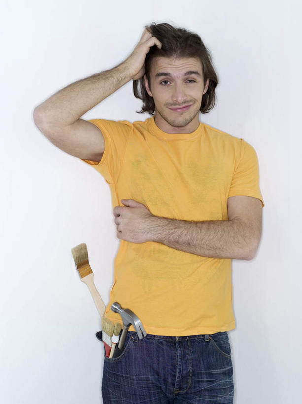 西方人,一个人,站,笑,摸,微笑,竖图,室内,白天,白色背景,正面,欧洲,欧洲人,仅一个男性,仅一个人,抚摸,服装,笔,办公用品,注视,休闲装,文具,仅一个年轻男性,衣服,画笔,学习用品,观察,看,站着,休闲,休闲服,橙色,摄影,服饰,影棚,观看,文具用品,察看,关注,男人,男性,年轻男性,白种人,触摸,接触,站立,半身,彩图,影棚拍摄,拍摄