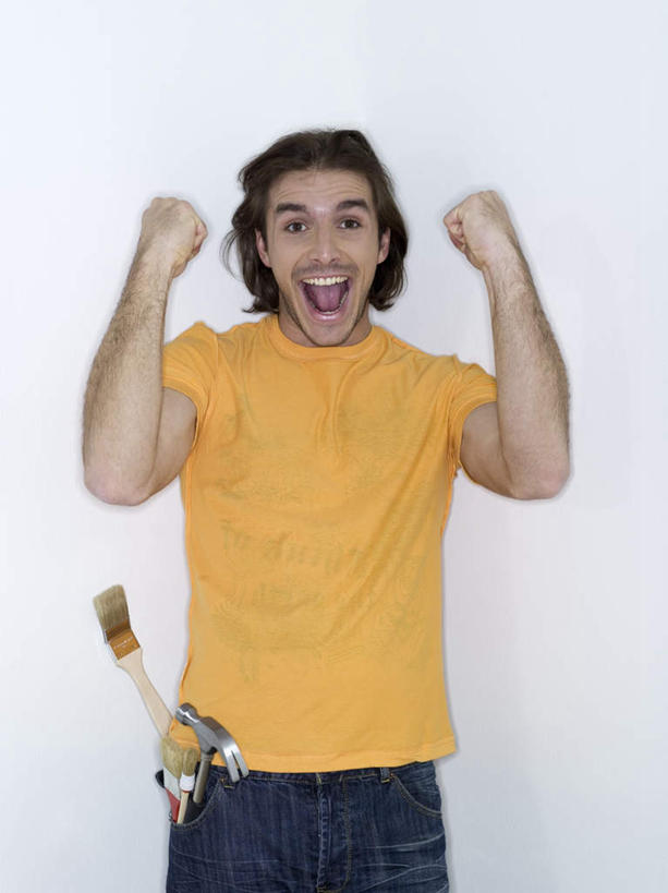 西方人,一个人,站,举,笑,微笑,露齿笑,竖图,室内,白天,白色背景,正面,欧洲,欧洲人,仅一个男性,仅一个人,握,服装,笔,办公用品,注视,休闲装,鼓励,文具,仅一个年轻男性,衣服,画笔,学习用品,观察,加油,看,手势,托,握拳,站着,休闲,休闲服,橙色,打气,握着,摄影,服饰,影棚,观看,文具用品,察看,关注,鼓舞,男人,男性,年轻男性,白种人,举起,举手,举着,向上举,向上伸,向上托,站立,半身,彩图,影棚拍摄,拍摄