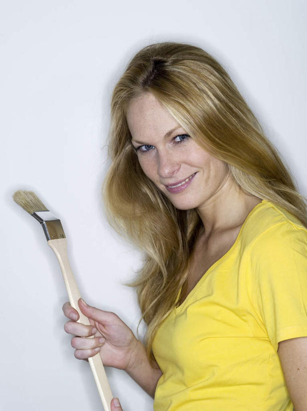 西方人,一个人,站,笑,微笑,竖图,室内,白天,白色背景,侧面,欧洲,欧洲人,仅一个年轻女性,仅一个女性,仅一个人,握,服装,笔,办公用品,拿,拿着,注视,休闲装,文具,衣服,黄色,画笔,学习用品,观察,看,站着,休闲,休闲服,握着,摄影,服饰,影棚,观看,文具用品,察看,关注,年轻女性,女人,女性,白种人,站立,半身,彩图,影棚拍摄,拍摄