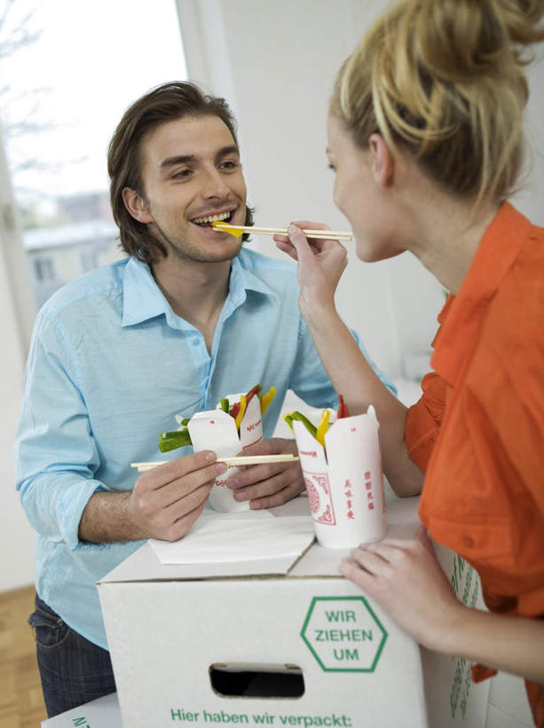 西方人,背部,两个人,家庭,夫妻,站,笑,吃,微笑,露齿笑,竖图,室内,白天,正面,爱情,窗户,筷子,蔬菜,餐具,欧洲,欧洲人,握,服装,新鲜,包装,纸盒,纸箱,墙,食品,浪漫,拿,拿着,注视,休闲装,文化,传统,玻璃窗,墙壁,墙面,盒子,食物,衣服,包装盒,容器,箱子,观察,看,站着,休闲,温暖,温馨,一家人,休闲服,恩爱,握着,恋人,服饰,有机食品,绿色食品,观看,礼节,和睦,察看,关注,纸板箱,礼仪,包装箱,男人,男性,年轻男性,年轻女性,女人,女性,白种人,年轻人,夫妇,情侣,进餐用具,嚼,食,站立,半身,彩图,伴侣,融洽