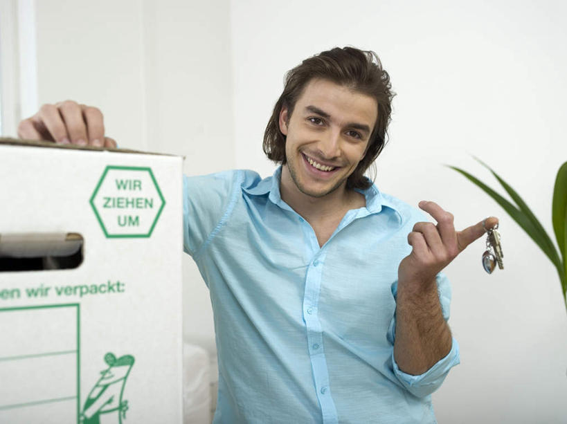 西方人,一个人,站,笑,微笑,露齿笑,横图,室内,白天,正面,安全,植物,叶子,欧洲,欧洲人,仅一个男性,仅一个人,一堆,握,堆叠,堆积,服装,包装,盆栽,纸箱,绿叶,防护,盆景,钥匙,拿,拿着,注视,休闲装,仅一个年轻男性,衣服,绿色,自然,容器,箱子,观察,看,站着,休闲,休闲服,嫩叶,握着,服饰,生长,成长,观看,堆,保护,察看,开启,封闭,关注,纸板箱,保险,私密,包装箱,保全,周全,安稳,安定,防盗,平安,男人,男性,年轻男性,白种人,叶,叶片,站立,半身,彩图