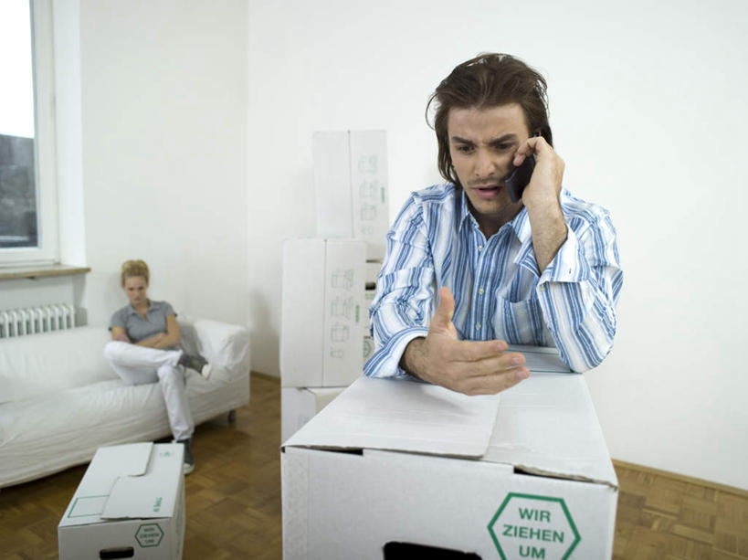 西方人,两个人,家庭,夫妻,客厅,坐,说,打电话,横图,室内,白天,正面,爱情,讨论,地板,沙发,电话,手机,欧洲,欧洲人,握,服装,包装,纸箱,地面,浪漫,拿,拿着,注视,休闲装,通讯设备,木地板,衣服,容器,箱子,观察,看,休闲,温暖,温馨,一家人,休闲服,恩爱,握着,恋人,服饰,观看,和睦,察看,起居室,关注,纸板箱,布艺沙发,包装箱,客堂,交流,男人,男性,年轻男性,年轻女性,女人,女性,白种人,年轻人,夫妇,情侣,沟通,讲话,交谈,商讨,说话,谈话,通话,坐着,半身,彩图,伴侣,融洽