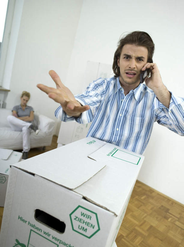 西方人,两个人,家庭,夫妻,客厅,坐,说,打电话,竖图,室内,白天,正面,爱情,讨论,地板,沙发,电话,手机,欧洲,欧洲人,握,服装,包装,纸箱,地面,浪漫,拿,拿着,注视,休闲装,通讯设备,木地板,衣服,容器,箱子,观察,看,休闲,温暖,温馨,一家人,休闲服,恩爱,握着,恋人,服饰,观看,和睦,察看,起居室,关注,纸板箱,布艺沙发,包装箱,客堂,交流,男人,男性,年轻男性,年轻女性,女人,女性,白种人,年轻人,夫妇,情侣,沟通,讲话,交谈,商讨,说话,谈话,通话,坐着,半身,彩图,伴侣,融洽