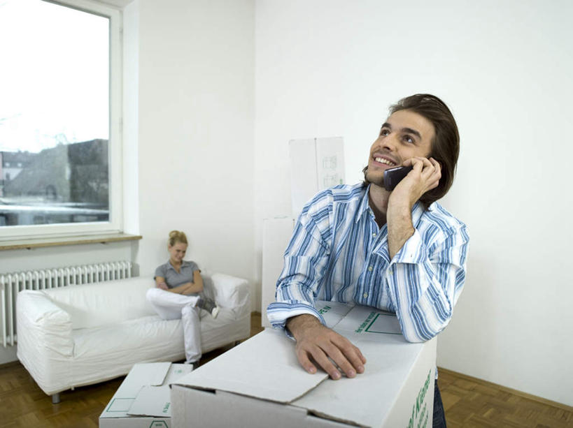 西方人,两个人,家庭,夫妻,客厅,坐,说,打电话,横图,室内,白天,正面,爱情,讨论,地板,沙发,电话,手机,欧洲,欧洲人,握,服装,包装,纸箱,地面,浪漫,拿,拿着,注视,休闲装,通讯设备,木地板,衣服,容器,箱子,观察,看,休闲,温暖,温馨,一家人,休闲服,恩爱,握着,恋人,服饰,观看,和睦,察看,起居室,关注,纸板箱,布艺沙发,包装箱,客堂,交流,男人,男性,年轻男性,年轻女性,女人,女性,白种人,年轻人,夫妇,情侣,沟通,讲话,交谈,商讨,说话,谈话,通话,坐着,半身,彩图,伴侣,融洽