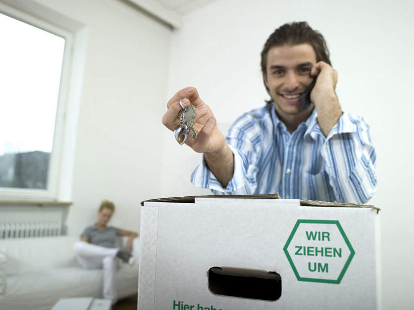 西方人,两个人,家庭,夫妻,客厅,坐,说,打电话,横图,室内,白天,正面,爱情,讨论,安全,地板,沙发,电话,手机,欧洲,欧洲人,握,服装,包装,纸箱,防护,钥匙,地面,浪漫,拿,拿着,注视,休闲装,通讯设备,木地板,衣服,容器,箱子,观察,看,休闲,温暖,温馨,一家人,休闲服,恩爱,握着,恋人,服饰,观看,保护,和睦,察看,起居室,开启,封闭,关注,纸板箱,保险,私密,布艺沙发,包装箱,保全,周全,安稳,安定,防盗,客堂,交流,平安,男人,男性,年轻男性,年轻女性,女人,女性,白种人,年轻人,夫妇,情侣,沟通,讲话,交谈,商讨,说话,谈话,通话,坐着,半身,彩图,伴侣,融洽