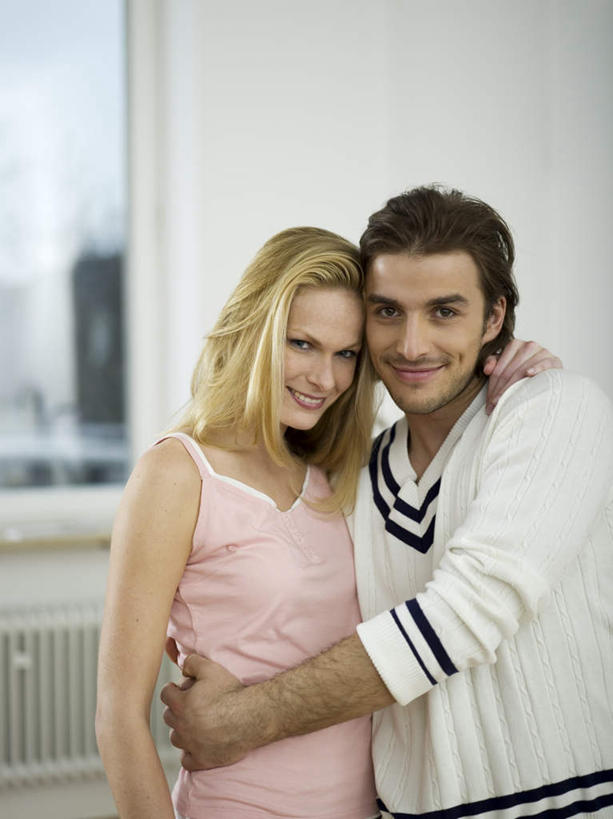 西方人,两个人,家庭,夫妻,站,抱,笑,微笑,露齿笑,竖图,室内,白天,正面,爱情,窗户,欧洲,欧洲人,一堆,堆叠,堆积,服装,包装,纸箱,墙,浪漫,注视,休闲装,玻璃窗,墙壁,墙面,衣服,容器,箱子,观察,看,站着,休闲,温暖,温馨,一家人,休闲服,恩爱,恋人,服饰,抱着,观看,堆,和睦,察看,搂着,关注,纸板箱,包装箱,男人,男性,年轻男性,年轻女性,女人,女性,白种人,年轻人,夫妇,情侣,怀抱,搂,搂抱,相抱,拥抱,站立,半身,彩图,伴侣,融洽