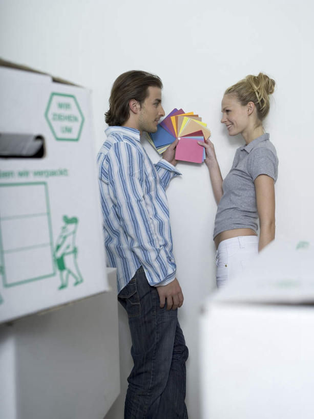 西方人,两个人,家庭,夫妻,站,笑,微笑,露齿笑,竖图,室内,白天,侧面,爱情,欧洲,欧洲人,一堆,堆叠,堆积,服装,包装,纸箱,墙,浪漫,系统,注视,休闲装,相视,墙壁,墙面,衣服,容器,箱子,观察,看,站着,休闲,温暖,温馨,一家人,面对面,休闲服,比较,恩爱,色彩,颜色,恋人,服饰,对比,观看,堆,色阶卡,色卡,颜色卡,对视,色板,和睦,察看,互视,关注,纸板箱,相对,选择,标准,包装箱,相看,比色卡,色标卡,男人,男性,年轻男性,年轻女性,女人,女性,白种人,年轻人,夫妇,情侣,站立,半身,彩图,伴侣,融洽