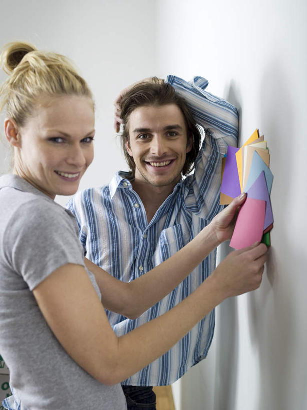 西方人,两个人,家庭,夫妻,站,笑,微笑,露齿笑,竖图,室内,白天,正面,爱情,欧洲,欧洲人,握,阴影,服装,反射,影子,墙,浪漫,系统,拿,拿着,注视,休闲装,墙壁,墙面,衣服,观察,看,站着,休闲,温暖,温馨,一家人,休闲服,比较,恩爱,色彩,颜色,握着,恋人,服饰,对比,观看,色阶卡,色卡,颜色卡,色板,和睦,察看,关注,选择,标准,比色卡,色标卡,男人,男性,年轻男性,年轻女性,女人,女性,白种人,年轻人,夫妇,情侣,站立,半身,彩图,伴侣,融洽